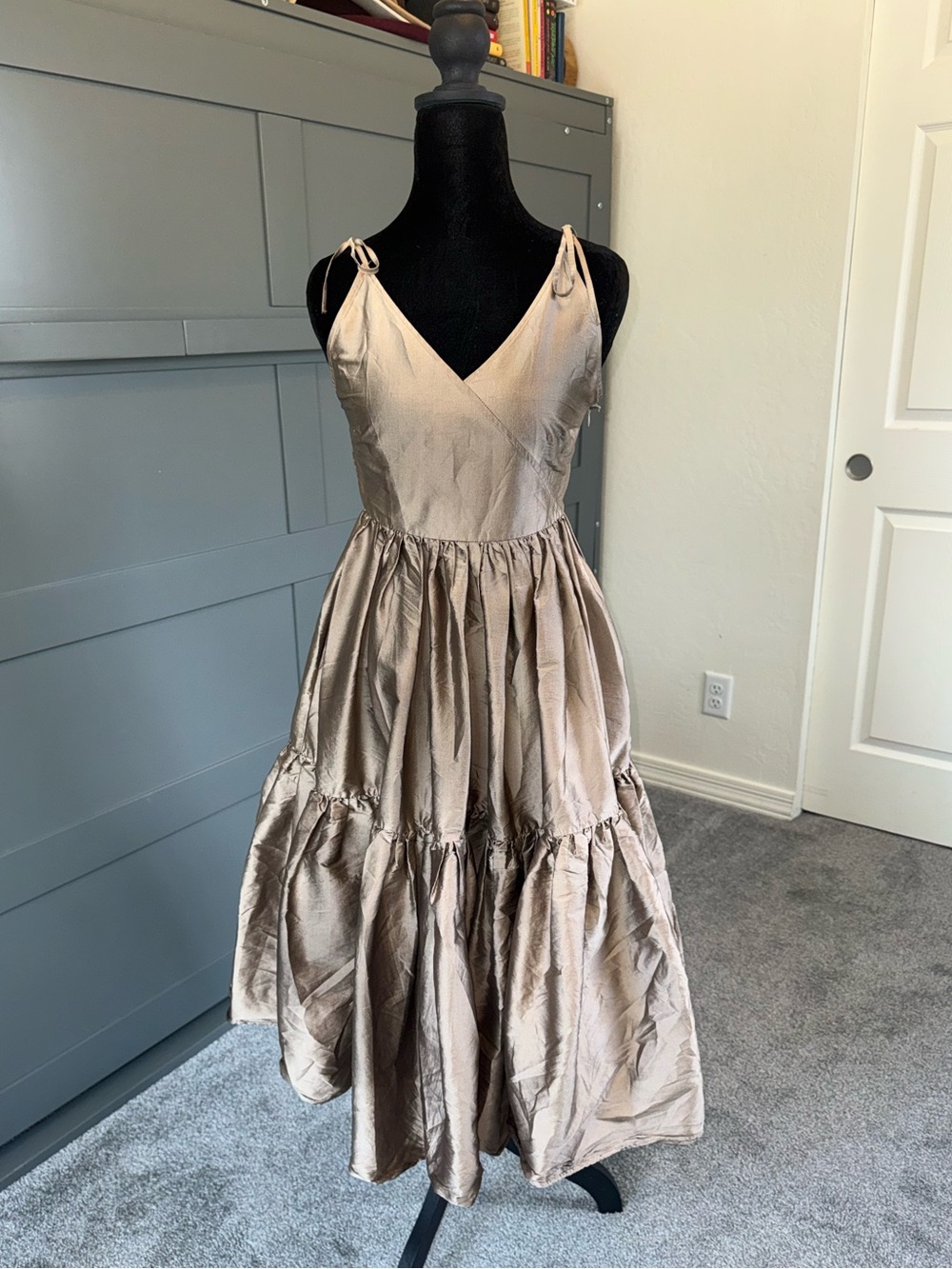 Bloni Anthropology Sleeveless V-Neck Tiered Midi Dress in Taupe Size : XS